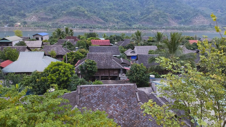 Casas sobre pilotes con techo de piedra en el municipio de Na Lay, comuna de Muong Lay.
