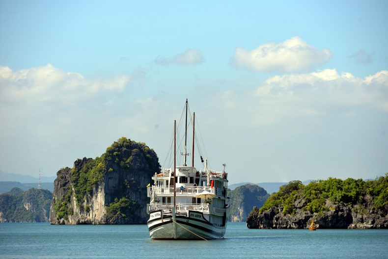 Los turistas disfrutan paisajes hermosos de la Bahía de Ha Long al viajar en cruceros. Los turistas disfrutan paisajes hermosos de la Bahía de Ha Long al viajar en cruceros.