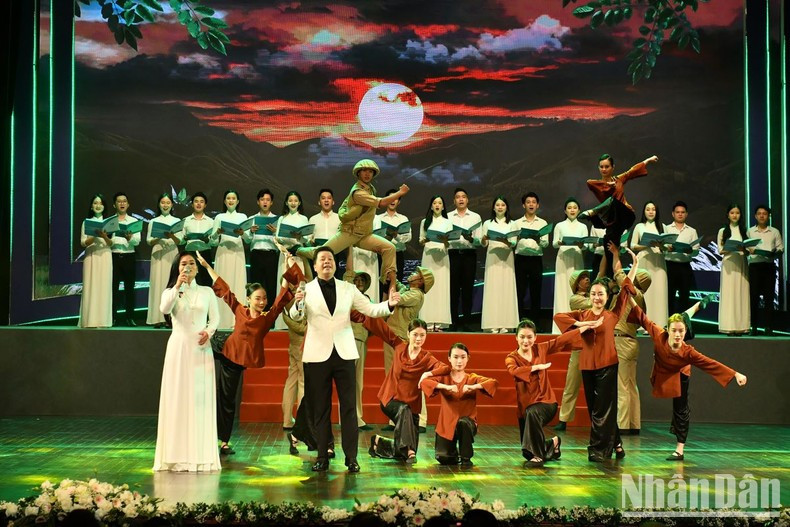 Una actuación artística en el evento.