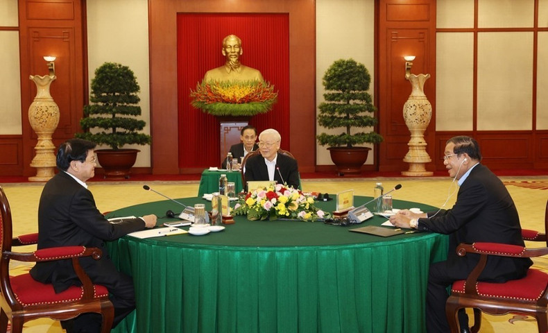 El secretario general Nguyen Phu Trong, el presidente del Partido Popular de Camboya y el primer ministro, Hun Sen, y el secretario general del Partido Popular Revolucionario de Laos (PPRL) y presidente de ese país, Thongloun Sisoulith, en la Cumbre Vietnam – Camboya – Laos, el 26 de septiembre de 2021 en Hanói. Foto: Tri Dung - VNA