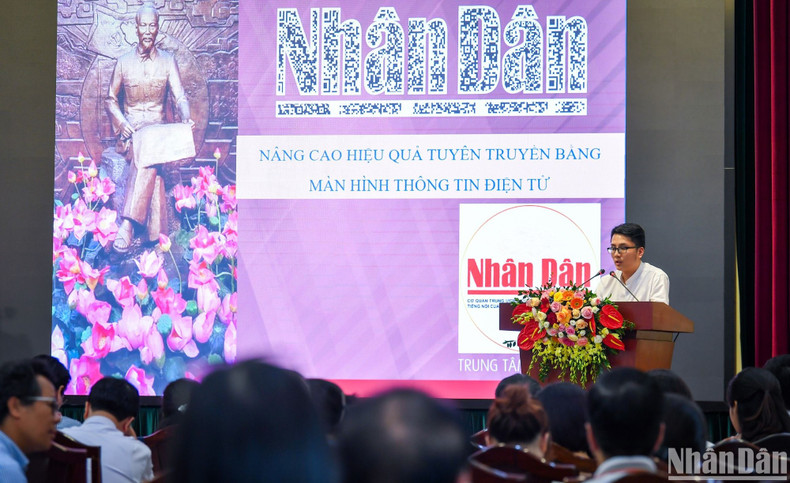 Representante del Centro de Información del periódico Nhan Dan presenta la iniciativa &quot;Mejorar la eficacia de la divulgación con pantallas de información electrónica&quot;.