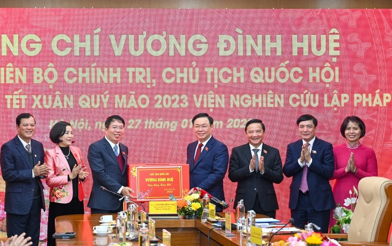 Dinh Hue entrega obsequios del Tet al Instituto. Dinh Hue entrega obsequios del Tet al Instituto.