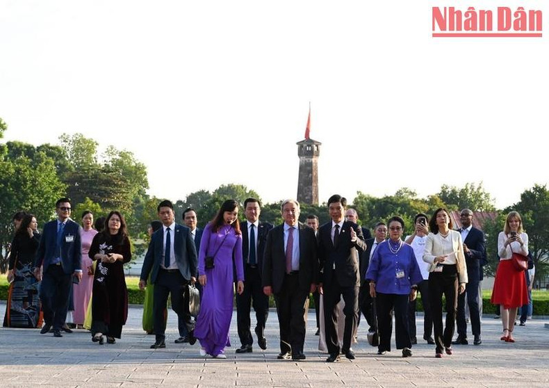 El mismo día, el jefe de la ONU visita la Ciudadela Imperial de Thang Long.
