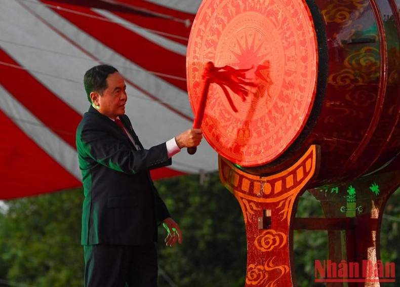 El dirigente legislativo toca el tambor para iniciar el nuevo año escolar. El dirigente legislativo toca el tambor para iniciar el nuevo año escolar.