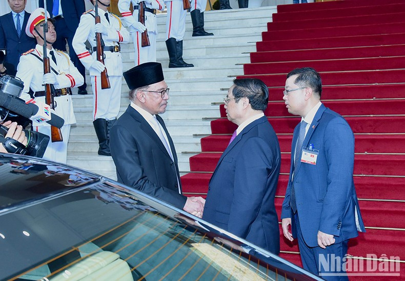 Minh Chinh se despide del visitante malasio.