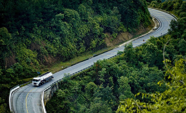 Vehículo en el paso Pha Din.