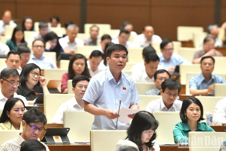 Interviene Ha Sy Huan, diputado de la provincia de Bac Kan.