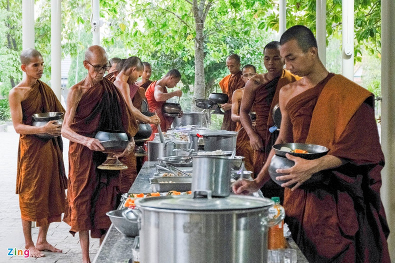 La gente prepara comida y se la da a los monjes a primera hora del segundo día del Año Nuevo para pedir suerte y bendiciones. Después de que los monjes consuman el festín, se reparten las porciones restantes, conversan sobre el año anterior y esperanzas para el venidero. La gente prepara comida y se la da a los monjes a primera hora del segundo día del Año Nuevo para pedir suerte y bendiciones. Después de que los monjes consuman el festín, se reparten las porciones restantes, conversan sobre el año anterior y esperanzas para el venidero.