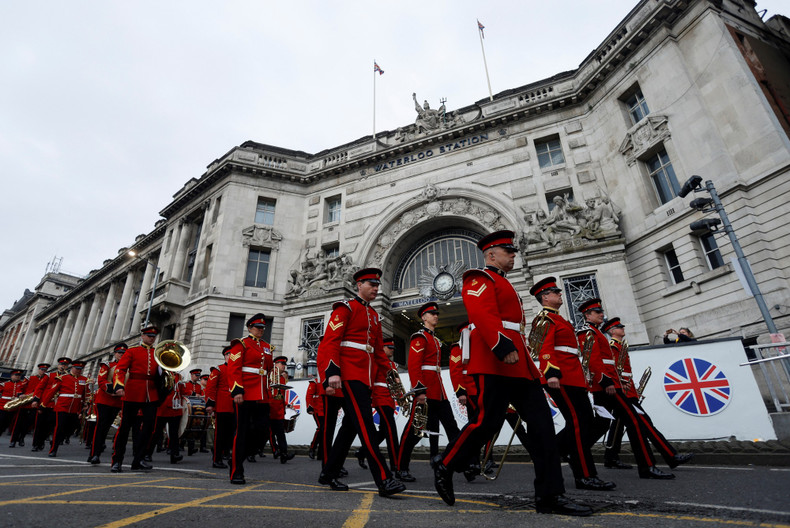 Soldados británicos marchan durante la coronación. Soldados británicos marchan durante la coronación.