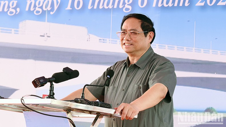 Minh Chinh interviene en la cita. Minh Chinh interviene en la cita.