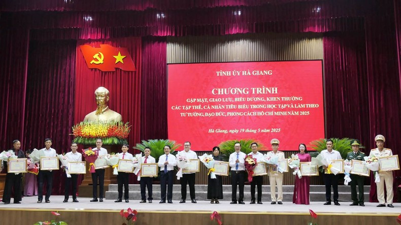 La provincia de Ha Giang premia a colectivos e individuos destacados en el estudio y seguimiento de las enseñanzas del Tío Ho.