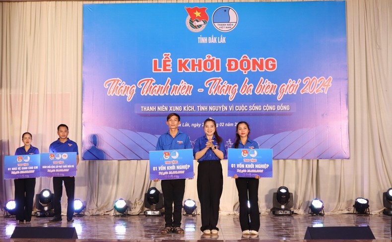 Donan capital para que los sindicalistas y jóvenes destacados en zonas fronterizas inicien sus negocios. Donan capital para que los sindicalistas y jóvenes destacados en zonas fronterizas inicien sus negocios.