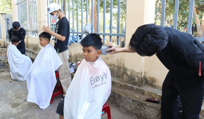 Cortes de pelo gratuitos para niños en zonas fronterizas. Cortes de pelo gratuitos para niños en zonas fronterizas.