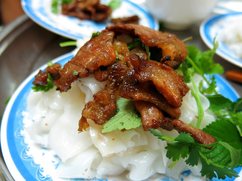 Los rollitos están hechos principalmente de harina de arroz, se sirven con hierbas, cebollas fritas con salsa de pescado y jamón vietnamita, o carne a la parrilla como Banh cuon Phu Ly (Ha Nam). Los rollitos están hechos principalmente de harina de arroz, se sirven con hierbas, cebollas fritas con salsa de pescado y jamón vietnamita, o carne a la parrilla como Banh cuon Phu Ly (Ha Nam).