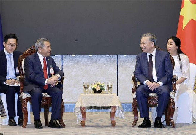 El presidente de Vietnam, To Lam, conversa con el titular de la Asociación de Amistad Laos-Vietnam, Boviengkham Vongdala. (Foto: VNA) El presidente de Vietnam, To Lam, conversa con el titular de la Asociación de Amistad Laos-Vietnam, Boviengkham Vongdala. (Foto: VNA)
