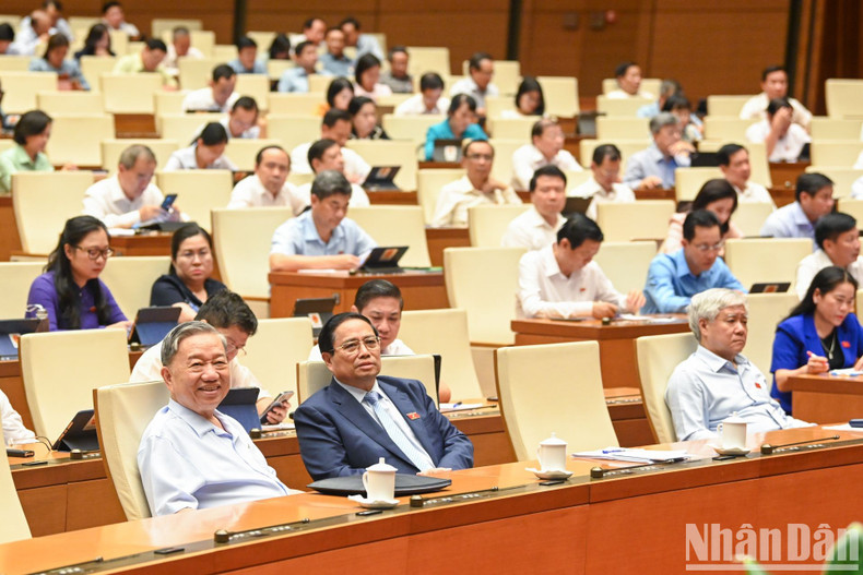El presidente To Lam, el primer ministro Pham Minh Chinh y el titular del Comité Central del Frente de la Patria de Vietnam, Do Van Chien, asiten al evento.