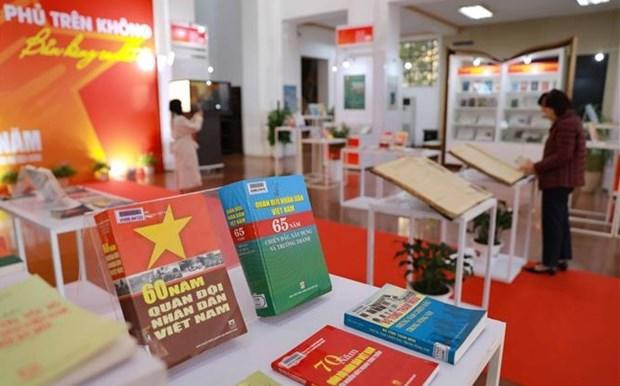 Libros y documentos exhibidos en la exposición (Foto: VNA) Libros y documentos exhibidos en la exposición (Foto: VNA)