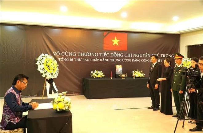 El viceministro de Asuntos Exteriores de Malasia, Mohamad Alamin, escribe en el libro de condolencias. (Foto: VNA) El viceministro de Asuntos Exteriores de Malasia, Mohamad Alamin, escribe en el libro de condolencias. (Foto: VNA)