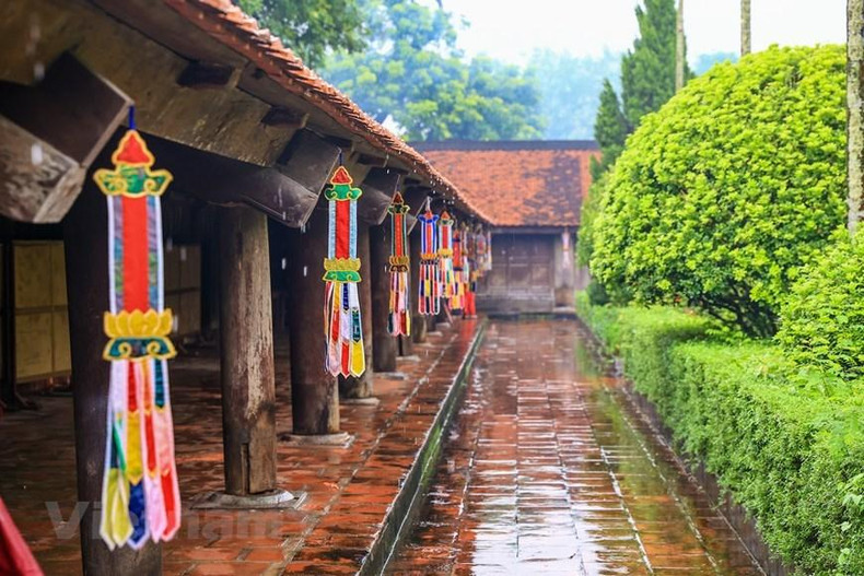 Toda la pagoda está hecha de madera, sin usar remaches, solo con espigas de madera pegadas juntas. Después de cientos de años, la estructura de madera sigue siendo muy sólida.