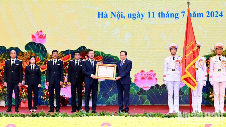 Thanh Man otorga la Orden del Trabajo de Primera Clasea a la Auditoría Estatal. Thanh Man otorga la Orden del Trabajo de Primera Clasea a la Auditoría Estatal.