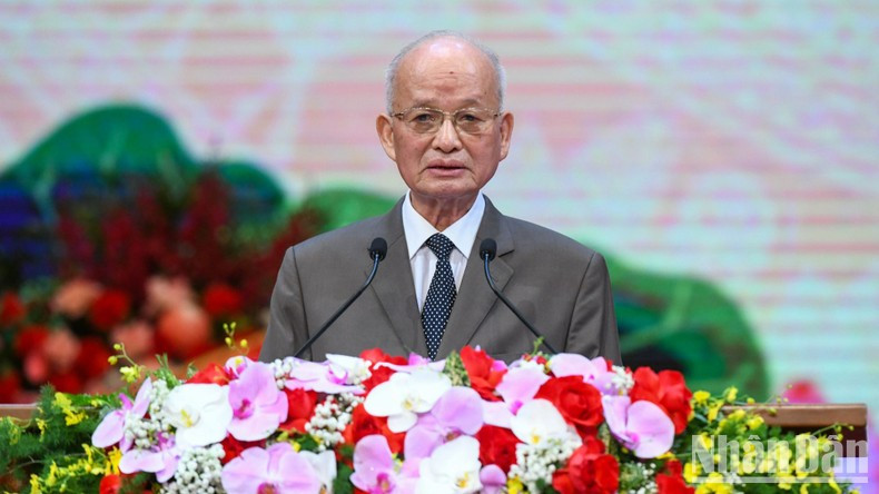 Habla Do Binh Duong, ex auditor general estatal de Vietnam. Habla Do Binh Duong, ex auditor general estatal de Vietnam.