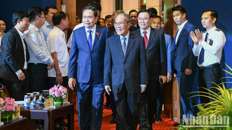 El presidente de la Asamblea Nacional, Tran Thanh Man, y otros actuales y anteriores dirigentes del Partido y el Estado a la ceremonia. El presidente de la Asamblea Nacional, Tran Thanh Man, y otros actuales y anteriores dirigentes del Partido y el Estado a la ceremonia.