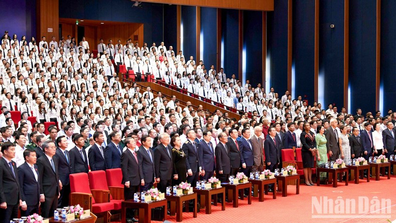 Delegados saludan a la bandera nacional. Delegados saludan a la bandera nacional.