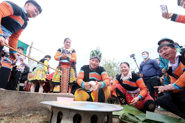 Concurso de la elaboración de “banh day” (pastel de arroz glutinoso) en la festividad tradicional del pueblo étnico Mong en la comuna de Hua Nhan, distrito de Bac Yen.