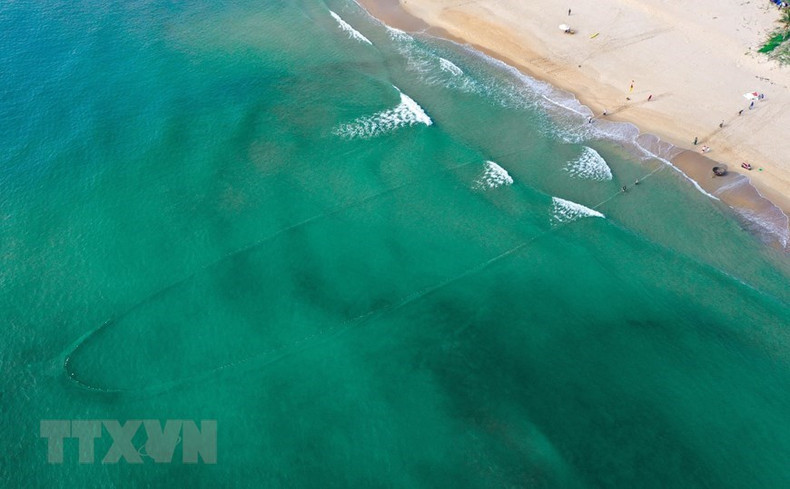 Cada grupo incluye de 10 a 16 personas, dependiendo de la longitud de la red (entre unos 600 u 800 metros). La malla se tira lentamente en forma de un arco con la fuerza humana, y luego se recogen los dos extremos para atrapar los peces.