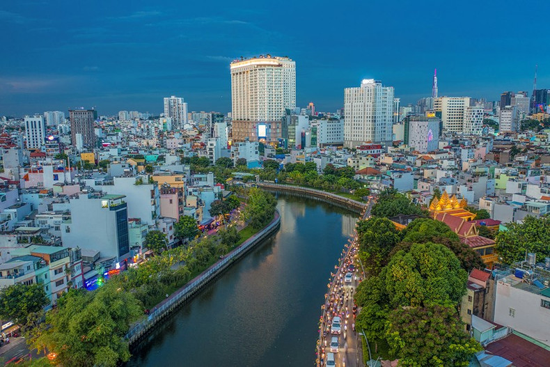 Ciudad Ho Chi Minh está experimentando una transformación notable con sus canales cada vez más limpios y verdes, evidenciando la modernidad y la civilización de la urbe. Ciudad Ho Chi Minh está experimentando una transformación notable con sus canales cada vez más limpios y verdes, evidenciando la modernidad y la civilización de la urbe.