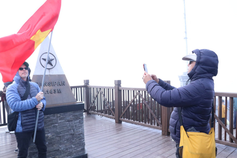 Michael DiGregorio, representante jefe de la Fundación Asia en Vietnam, junto a la bandera vietnamita en la cima de Fansipan. Michael DiGregorio, representante jefe de la Fundación Asia en Vietnam, junto a la bandera vietnamita en la cima de Fansipan.