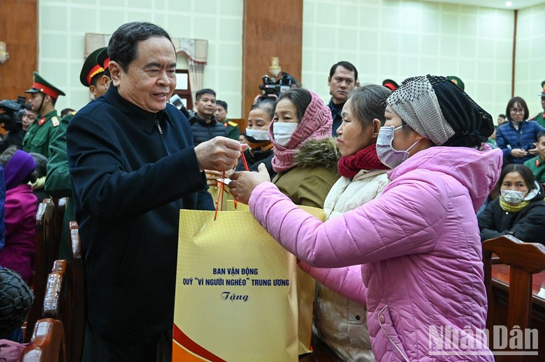 Thanh Man entrega obsequios a las familias beneficiadas de políticas preferenciales, los hogares con escasos recursos económicos en el distrito de Lang Giang. Thanh Man entrega obsequios a las familias beneficiadas de políticas preferenciales, los hogares con escasos recursos económicos en el distrito de Lang Giang.