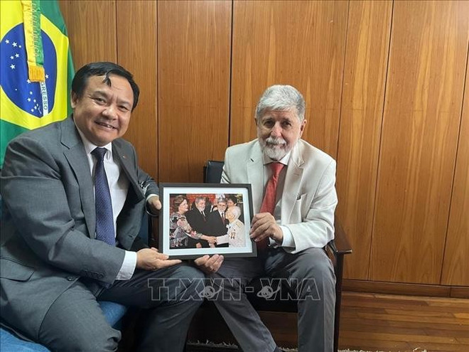 El asesor especial del presidente de Brasil, Celso Amorim y el embajador de Hanói en Brasil, Bui Van Nghi. (Foto: VNA)
