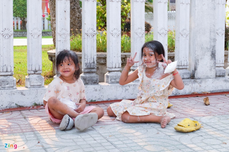 En estos días, los visitantes de An Giang pueden ver rostros blancos con brillantes sonrisas en los labios porque los residentes se untan harina en la cara para evitar la mala suerte en el nuevo año. En estos días, los visitantes de An Giang pueden ver rostros blancos con brillantes sonrisas en los labios porque los residentes se untan harina en la cara para evitar la mala suerte en el nuevo año.
