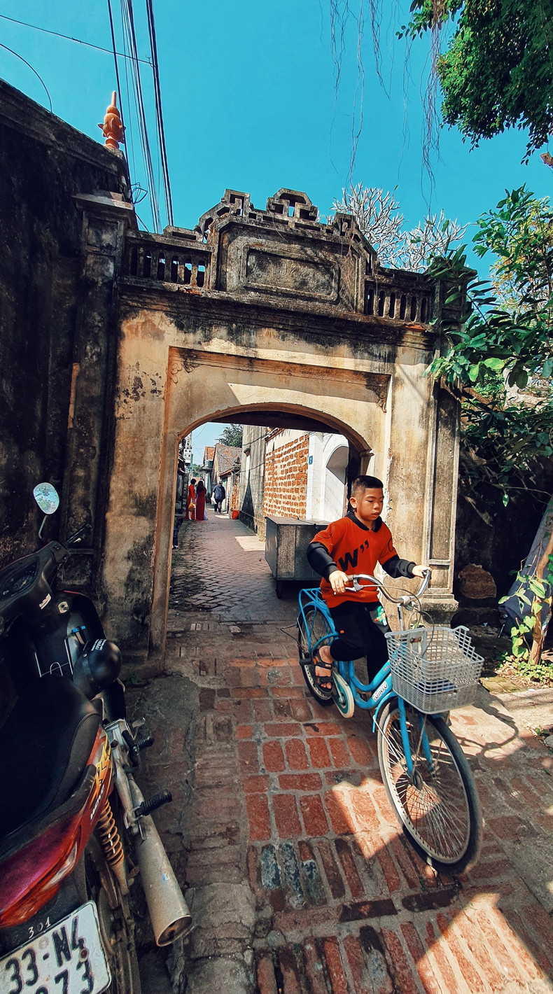 Pequeño callejón en primavera.