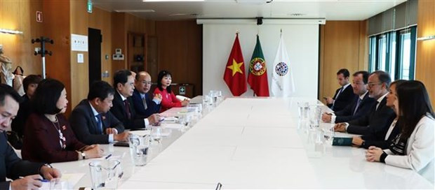 El vicepresidente permanente de la Asamblea Nacional de Vietnam, Tran Thanh Man, se reúne con Ricardo Valente, concejal encargado de economía y finanzas de la ciudad de Oporto.