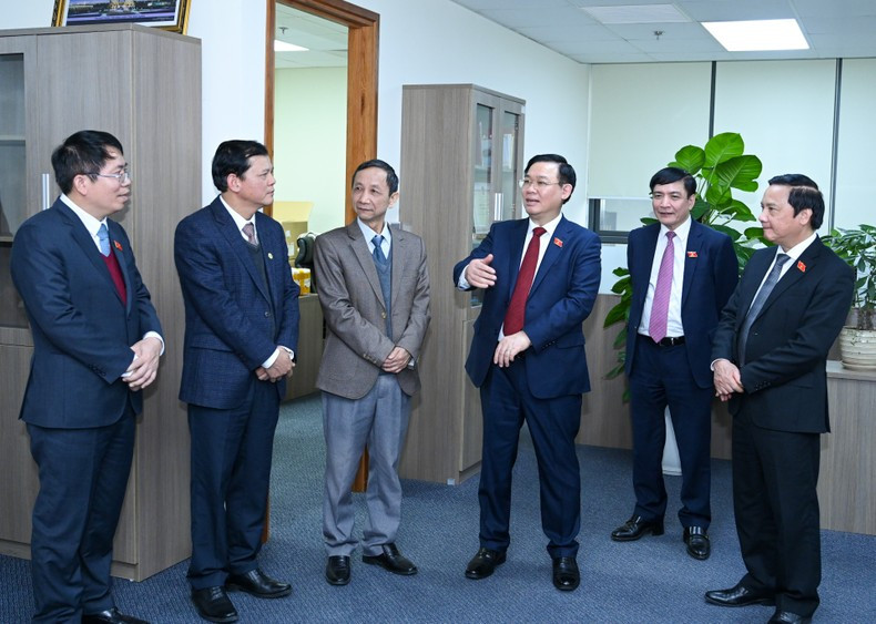 Dinh Hue intercambia opiniones con el personal del Instituto. Dinh Hue intercambia opiniones con el personal del Instituto.