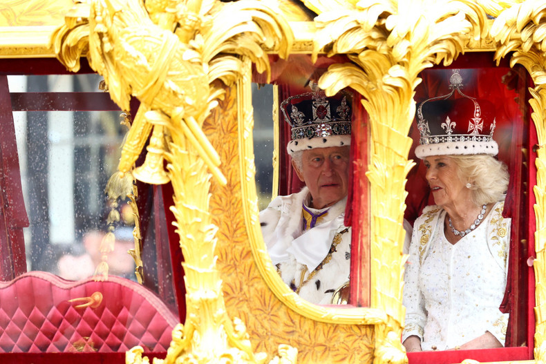 El rey Carlos III y la reina Camila salen de la Abadía de Westminster después de la ceremonia. El rey Carlos III y la reina Camila salen de la Abadía de Westminster después de la ceremonia.