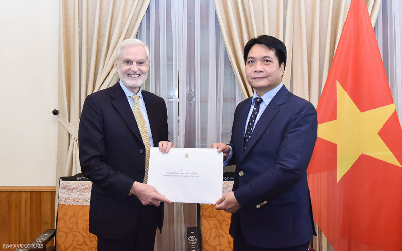 El jefe del Departamento de Protocolo del Ministerio de Relaciones Exteriores de Vietnam, Nguyen Viet Dung, recibe al embajador de Portugal en Hanói, Joao-Bernardo Weinstein. (Fotografía: baoquocte.vn) El jefe del Departamento de Protocolo del Ministerio de Relaciones Exteriores de Vietnam, Nguyen Viet Dung, recibe al embajador de Portugal en Hanói, Joao-Bernardo Weinstein. (Fotografía: baoquocte.vn)