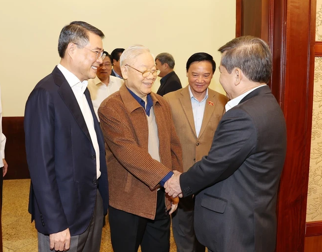 Phu Trong y los miembros del Comité Directivo asistentes a la reunión.
