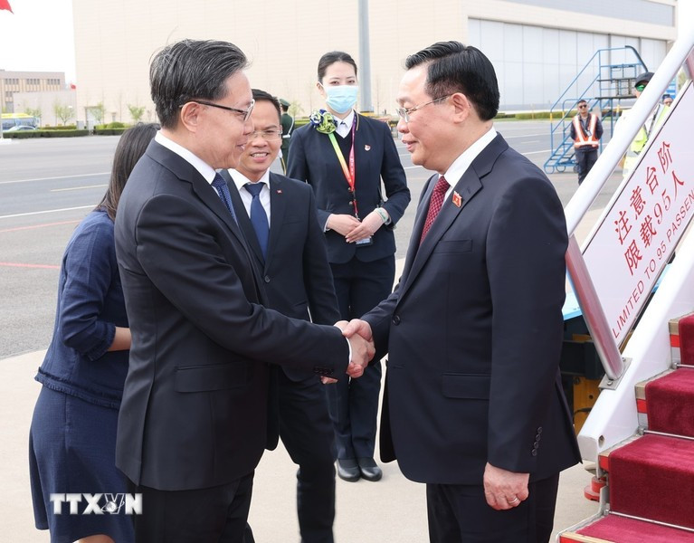Wang Dongming, vicepresidente del Comité Permanente de la Asamblea Popular Nacional de China da la bienvenida al dirigente vietnamita.