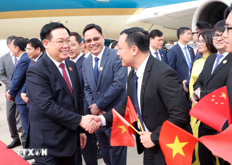 El personal de la Embajada y la comunidad vietnamita en China reciben al titular parlamentario.