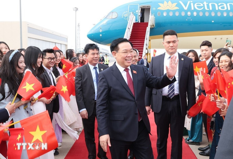 El presidente legislativo de Vietnam es recibido calurosamente en el aeropuerto internacional de Pekín.
