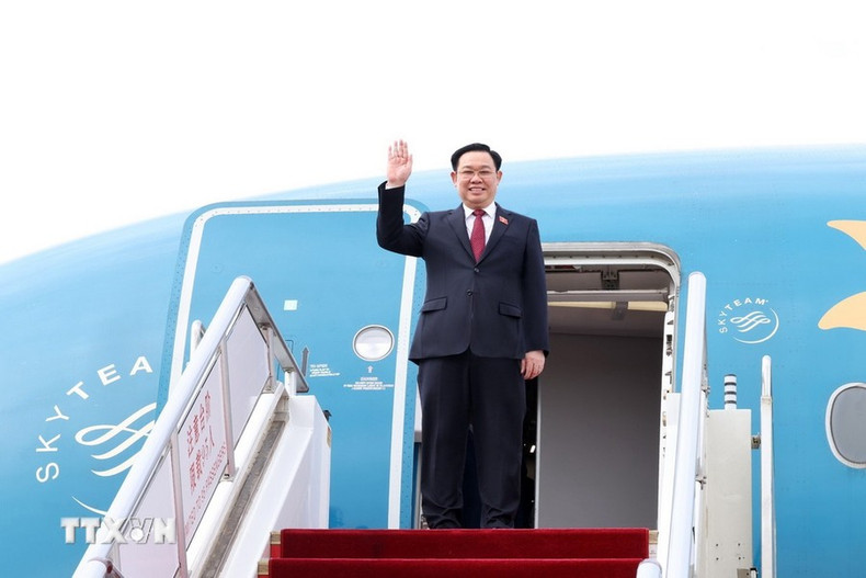 El presidente del Parlamento de Vietnam, Vuong Dinh Hue, llega al aeropuerto internacional de Pekín.