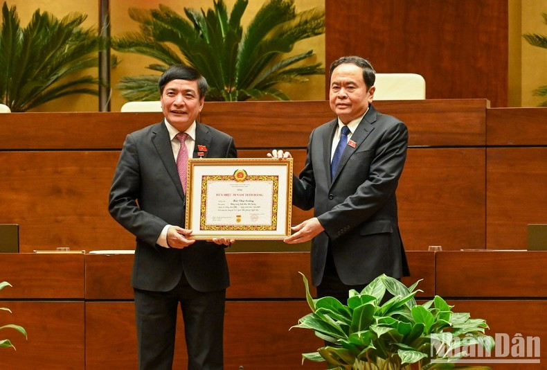 El vicepresidente permanente del Parlamento, Tran Thanh Man, entrega la insignia por 30 años de membresía del PCV al secretario general y presidente de la Oficina de la Asamblea Nacional, Bui Van Cuong. El vicepresidente permanente del Parlamento, Tran Thanh Man, entrega la insignia por 30 años de membresía del PCV al secretario general y presidente de la Oficina de la Asamblea Nacional, Bui Van Cuong.