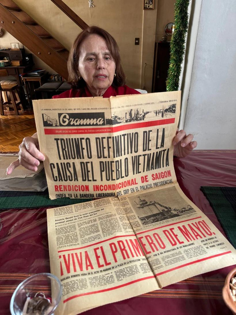 Poldi Sosa conserva como recuerdo la edición del 30 de abril de 1975 del periódico Granma, órgano del Partido Comunista de Cuba (Foto: VNA) Poldi Sosa conserva como recuerdo la edición del 30 de abril de 1975 del periódico Granma, órgano del Partido Comunista de Cuba (Foto: VNA)