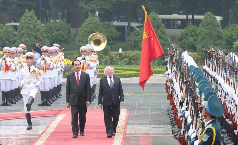 El presidente Tran Dai Quang da la bienvenida a su homólogo de la República de Irlanda, Michael Daniel Higgins, en una visita de Estado a Vietnam del 5 al 14 de noviembre de 2016. El presidente Tran Dai Quang da la bienvenida a su homólogo de la República de Irlanda, Michael Daniel Higgins, en una visita de Estado a Vietnam del 5 al 14 de noviembre de 2016.