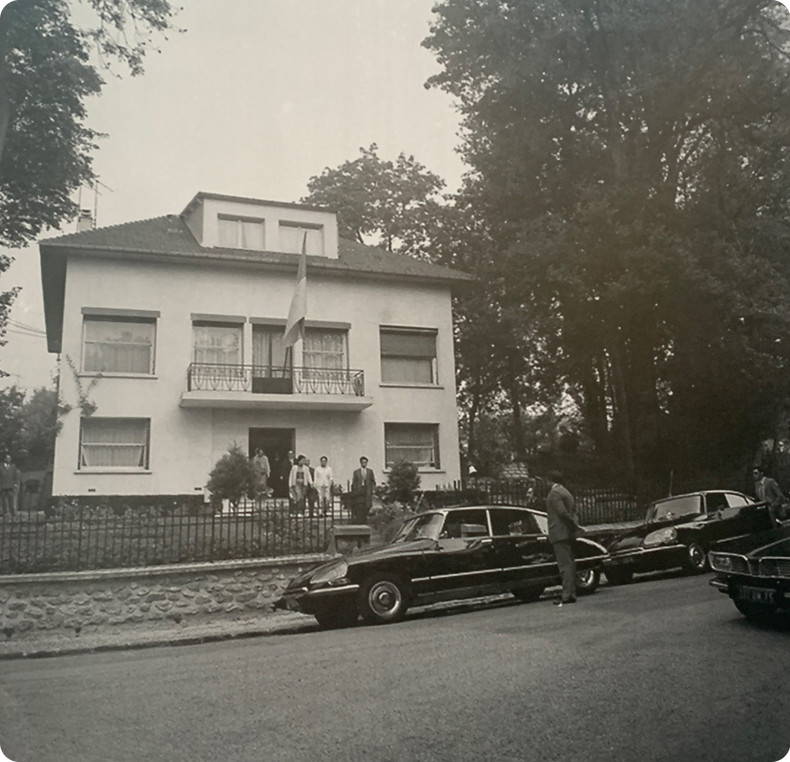 La sede de la delegación del Frente Nacional para la Liberación de Vietnam del Sur en la Conferencia de los Cuatro Partes sobre Vietnam en Verrières-le-Buisson, a 15 kilómetros del centro de París. La sede de la delegación del Frente Nacional para la Liberación de Vietnam del Sur en la Conferencia de los Cuatro Partes sobre Vietnam en Verrières-le-Buisson, a 15 kilómetros del centro de París.