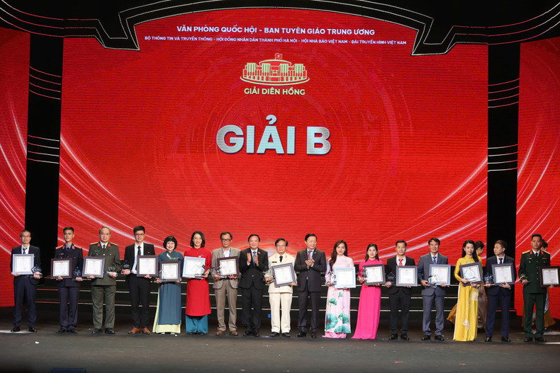 Entregan los premios B a los ganadores.