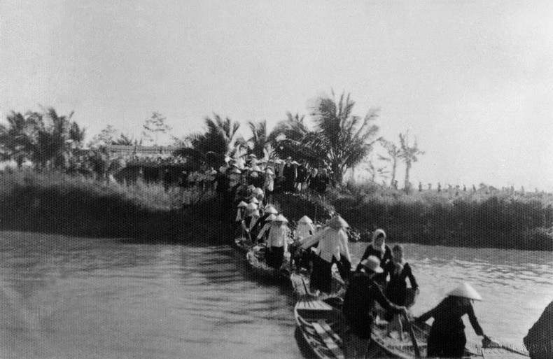 El "Ejército de pelo largo" de Ben Tre protestó exigiendo el cese de la conscripción forzada de jóvenes y el fin del terrorismo por parte de las tropas estadounidenses y del gobierno de Ngo Dinh Diem (1961). Foto: Archivo de VNA. El "Ejército de pelo largo" de Ben Tre protestó exigiendo el cese de la conscripción forzada de jóvenes y el fin del terrorismo por parte de las tropas estadounidenses y del gobierno de Ngo Dinh Diem (1961). Foto: Archivo de VNA.